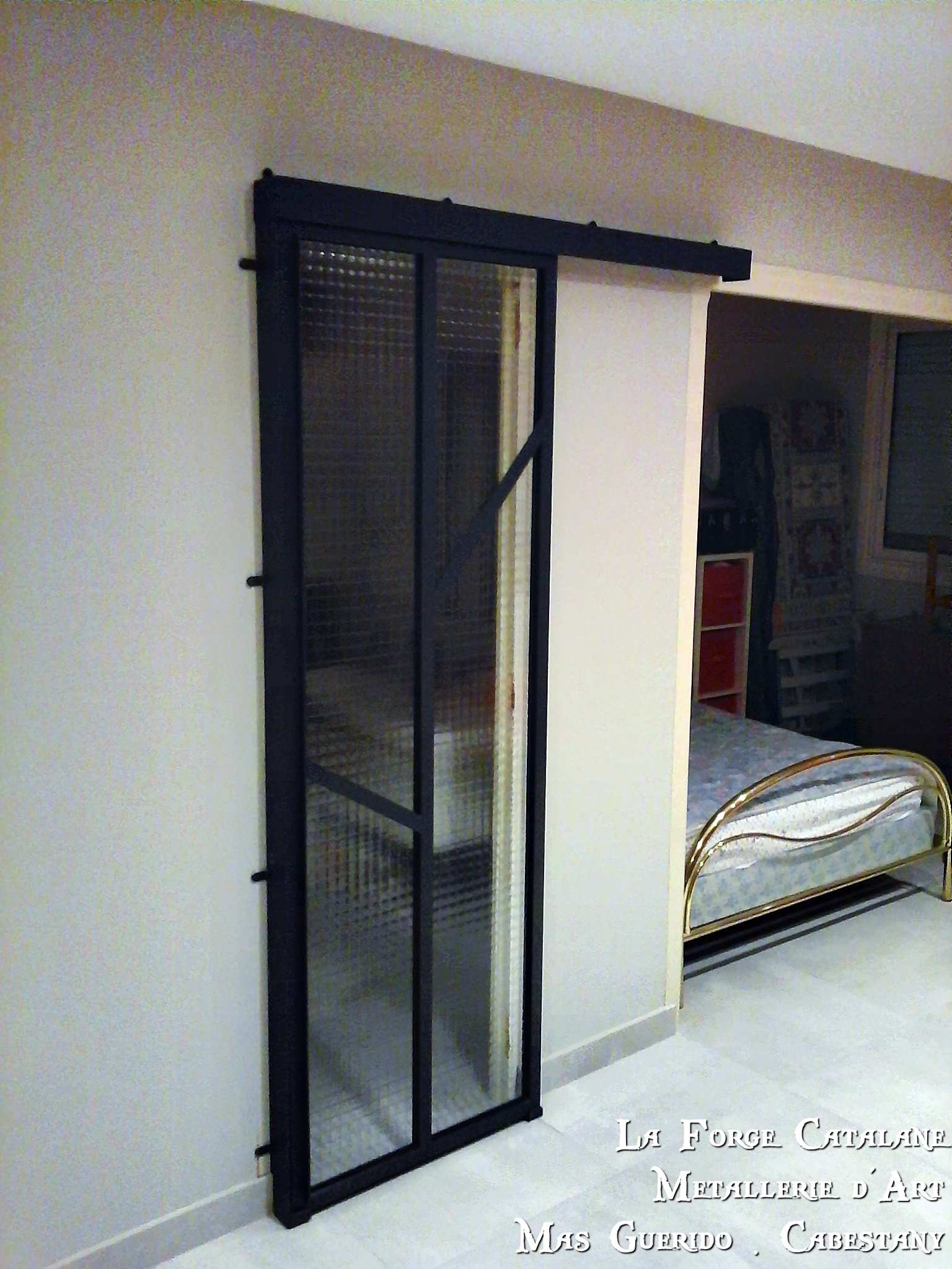 porte verriere coulissante motif fer plat oblique vitrage armée fer forge catalane.jpg